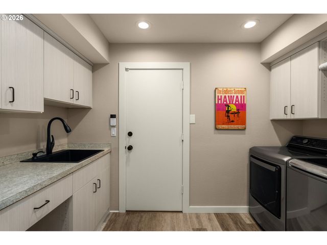 345 N LOTUS BEACH Dr, Portland, OR 97217