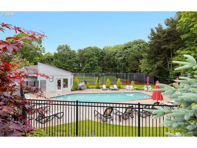 345 N LOTUS BEACH Dr, Portland, OR 97217