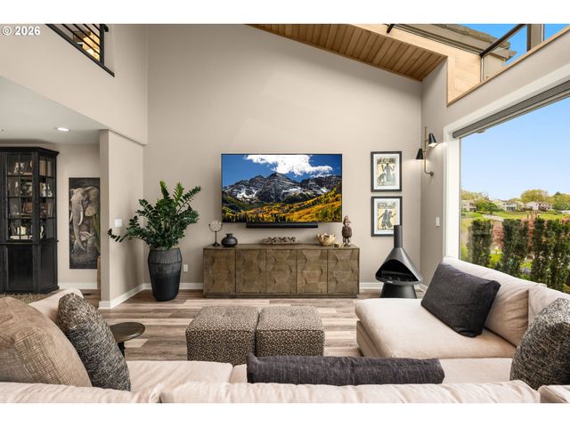 345 N LOTUS BEACH Dr, Portland, OR 97217