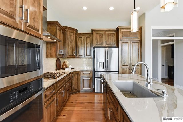 10726 S 127th Plaza, Omaha, NE 68138