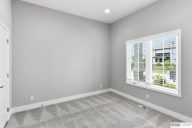 10726 S 127th Plaza, Omaha, NE 68138
