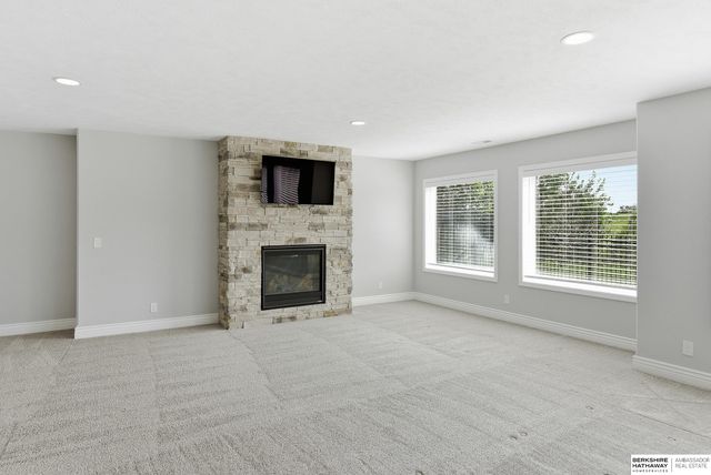 10726 S 127th Plaza, Omaha, NE 68138