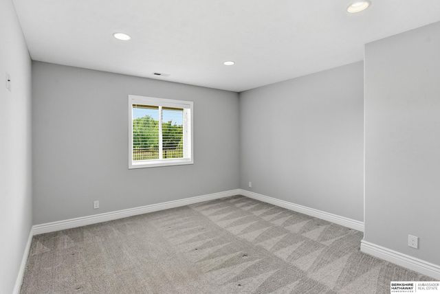 10726 S 127th Plaza, Omaha, NE 68138