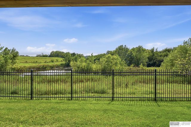 10726 S 127th Plaza, Omaha, NE 68138