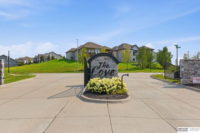 10726 S 127th Plaza, Omaha, NE 68138