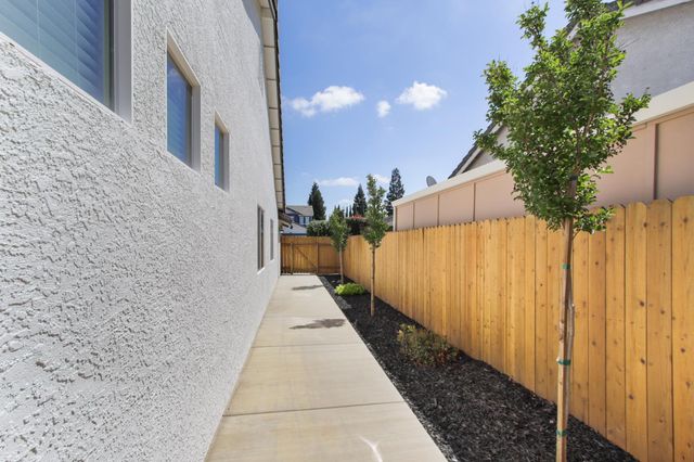 214 Saint Tropez, Lincoln, CA 95648