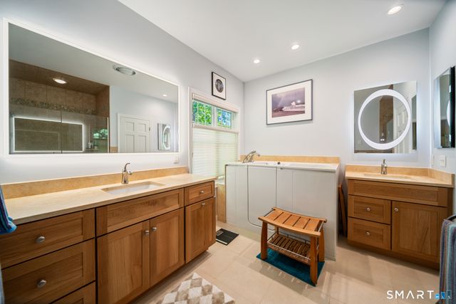 84 Links Way 84, Oxford, CT 06478
