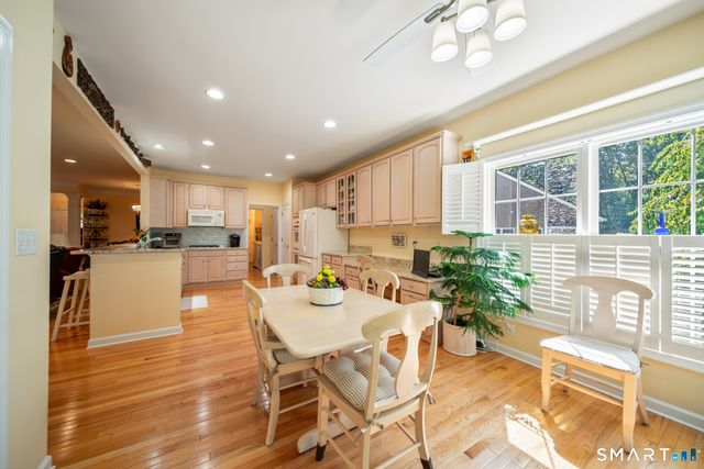 84 Links Way 84, Oxford, CT 06478