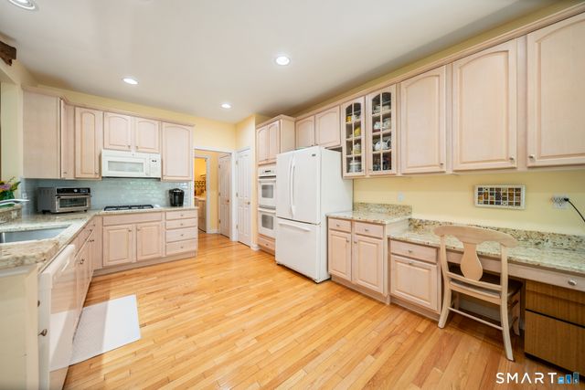 84 Links Way 84, Oxford, CT 06478