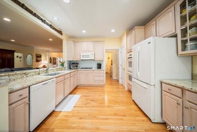 84 Links Way 84, Oxford, CT 06478