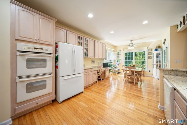 84 Links Way 84, Oxford, CT 06478