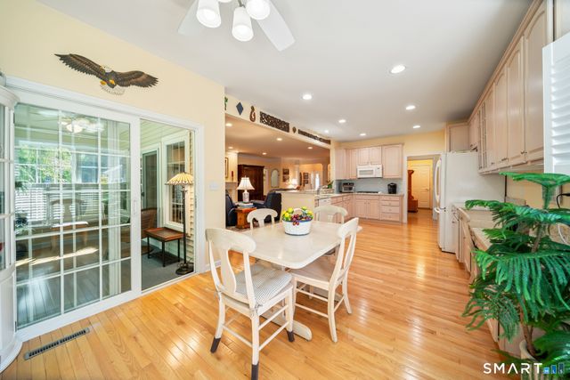 84 Links Way 84, Oxford, CT 06478