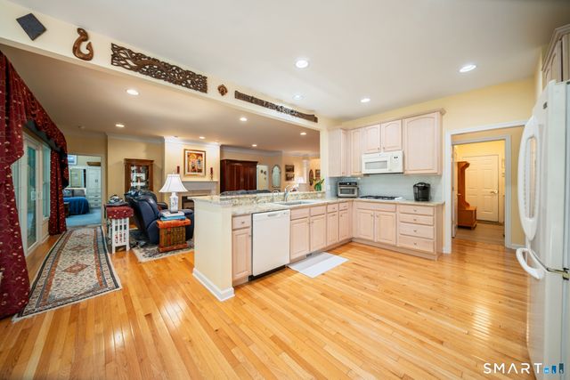84 Links Way 84, Oxford, CT 06478