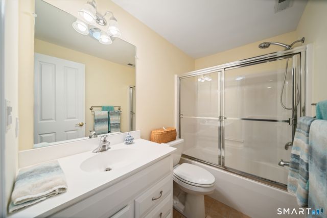 84 Links Way 84, Oxford, CT 06478