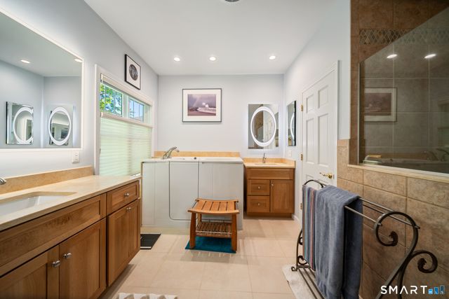 84 Links Way 84, Oxford, CT 06478