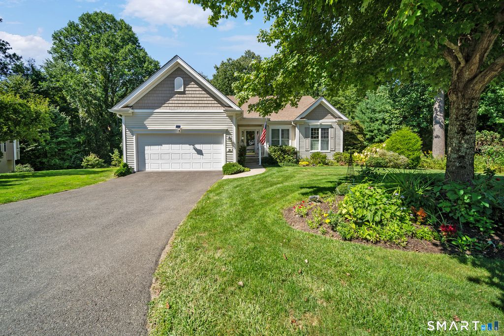 84 Links Way 84, Oxford, CT 06478