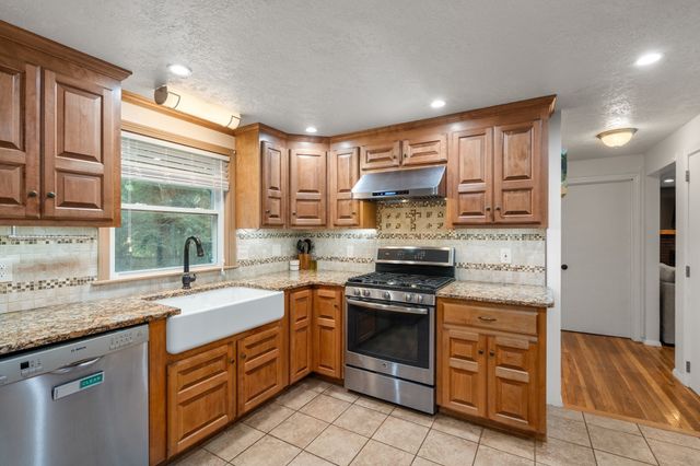 26 Joyce Ln, Bellingham, MA 02019