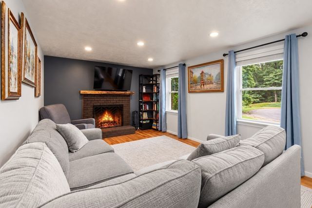 26 Joyce Ln, Bellingham, MA 02019