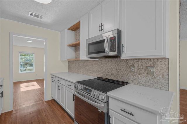 4740 Woodcliff Dr, Pensacola, FL 32504