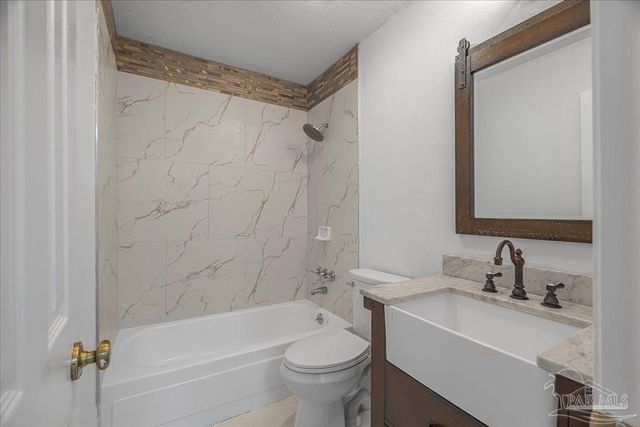 4740 Woodcliff Dr, Pensacola, FL 32504