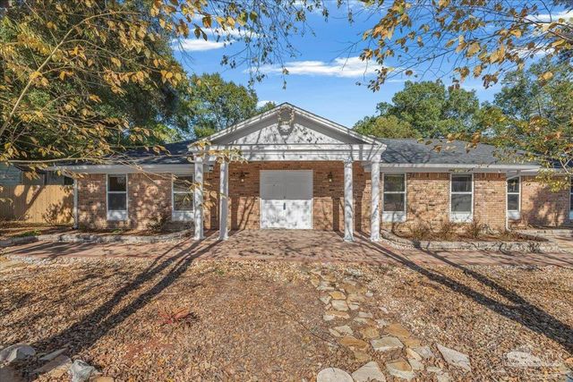 4740 Woodcliff Dr, Pensacola, FL 32504