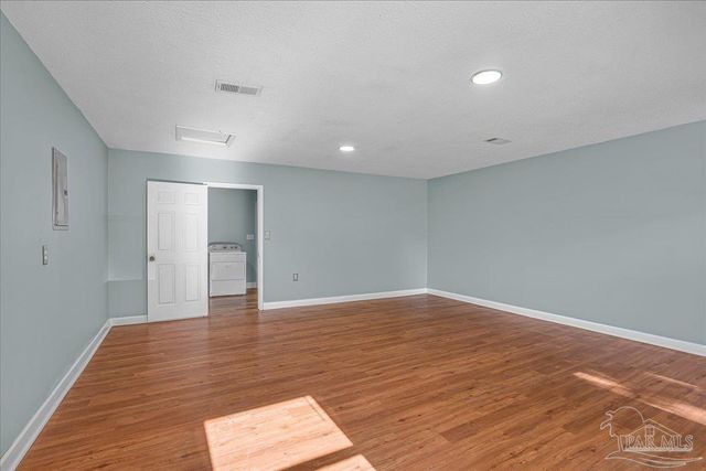 4740 Woodcliff Dr, Pensacola, FL 32504