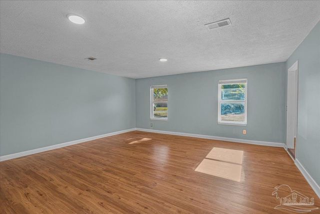 4740 Woodcliff Dr, Pensacola, FL 32504