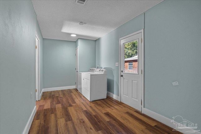 4740 Woodcliff Dr, Pensacola, FL 32504