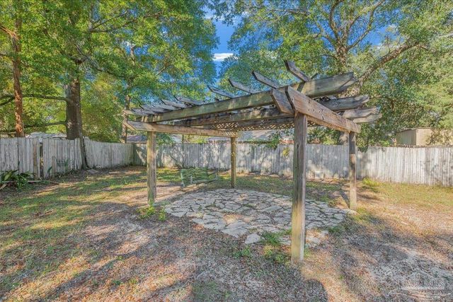 4740 Woodcliff Dr, Pensacola, FL 32504