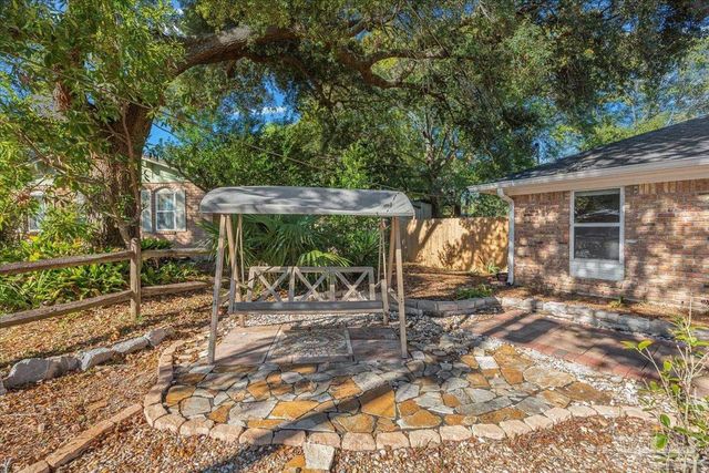 4740 Woodcliff Dr, Pensacola, FL 32504
