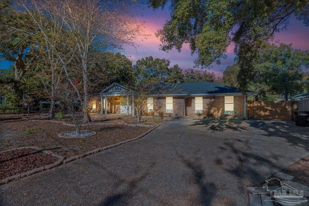 4740 Woodcliff Dr, Pensacola, FL 32504