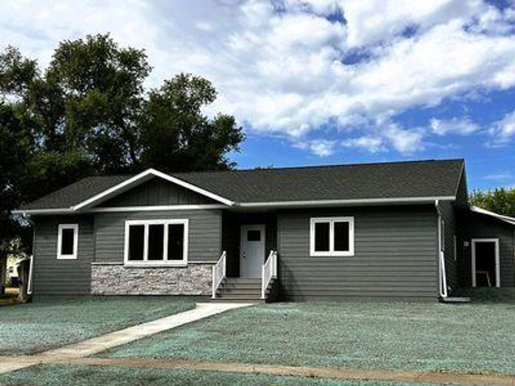 902 Forest Street, Lisbon, ND 58054 — exterior