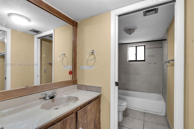 8615 NW 8th St 421, Miami, FL 33126