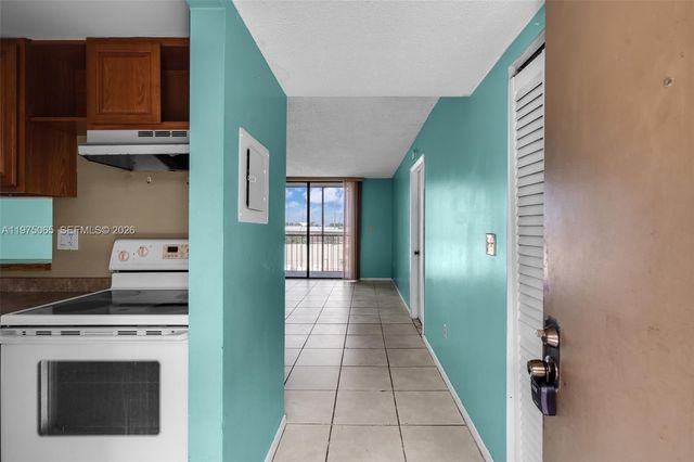 8615 NW 8th St 421, Miami, FL 33126