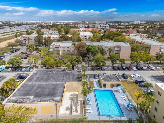 8615 NW 8th St 421, Miami, FL 33126