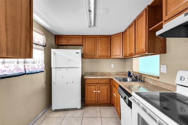 8615 NW 8th St 421, Miami, FL 33126