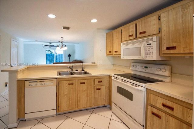 81 SW 3rd St 81, Pompano Beach, FL 33060