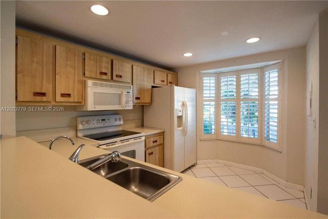 81 SW 3rd St 81, Pompano Beach, FL 33060