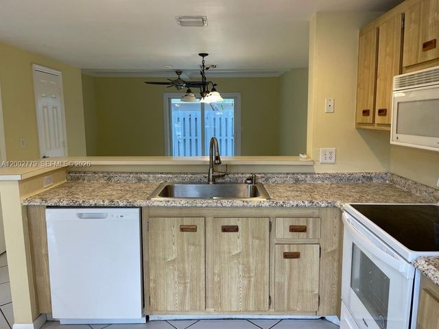 81 SW 3rd St 81, Pompano Beach, FL 33060