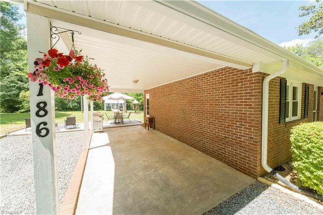 2186 Vienna Dozier Road, Pfafftown, NC 27040