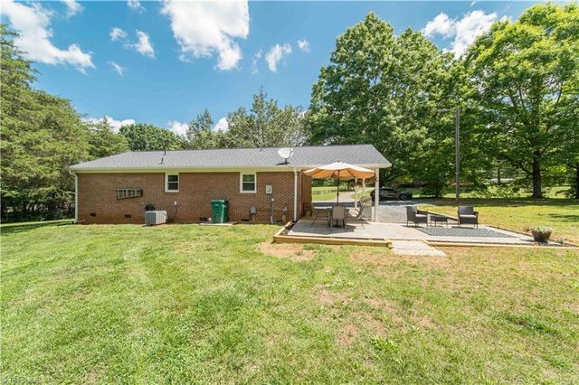 2186 Vienna Dozier Road, Pfafftown, NC 27040