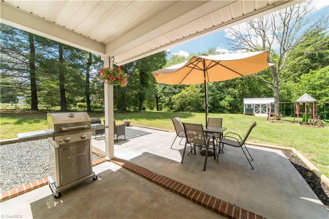 2186 Vienna Dozier Road, Pfafftown, NC 27040