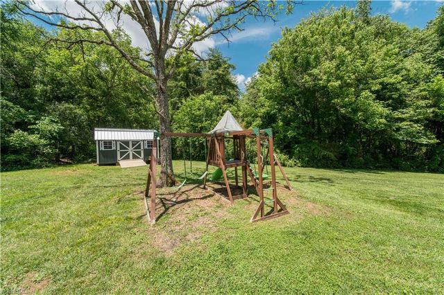 2186 Vienna Dozier Road, Pfafftown, NC 27040