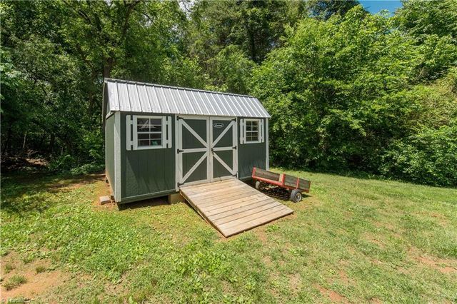 2186 Vienna Dozier Road, Pfafftown, NC 27040