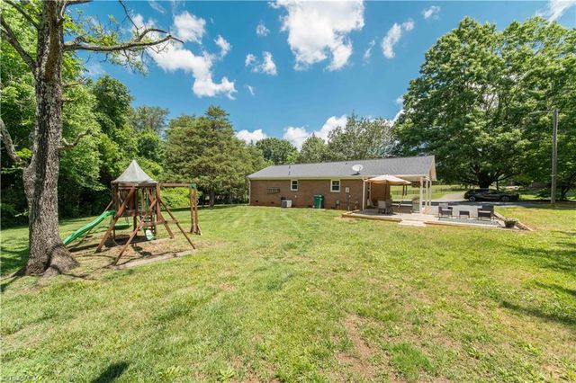 2186 Vienna Dozier Road, Pfafftown, NC 27040