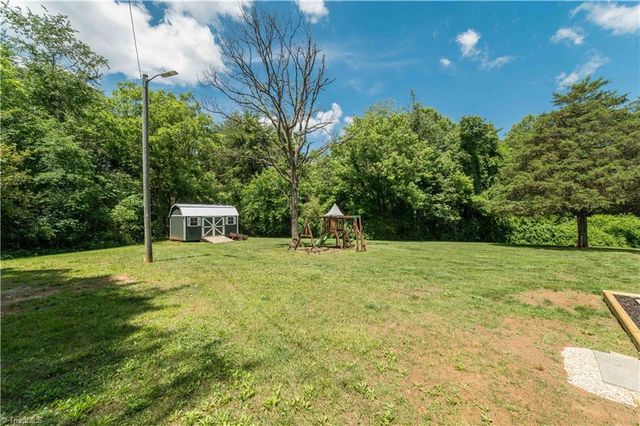 2186 Vienna Dozier Road, Pfafftown, NC 27040