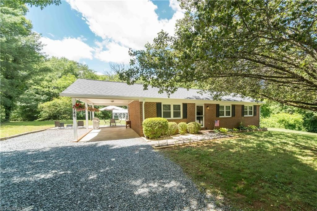 2186 Vienna Dozier Road, Pfafftown, NC 27040