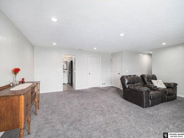 10623 S 110th Avenue, Papillion, NE 68046