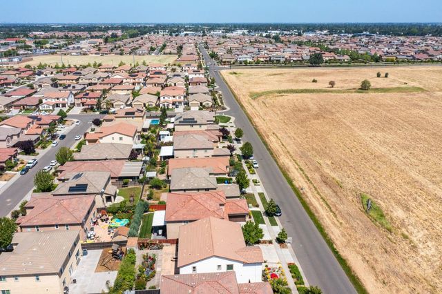 10084 Cape Verde Dr, Elk Grove, CA 95757