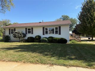 1613 South View Dr NW, Cedar Rapids, IA 52405